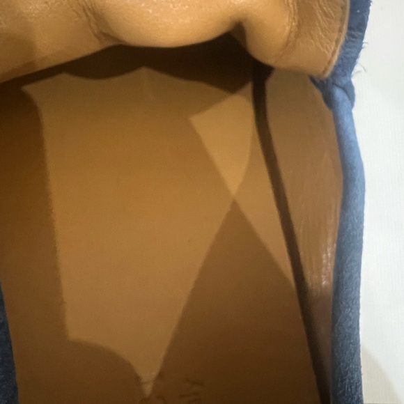 Authentic Gucci Drivers shoe in Excellent condition. Size 9 - Picture 7 of 11